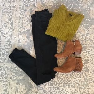 American Eagle High Waisted Jeans-Distressed Knees